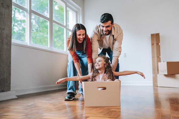 Familia comprando casa